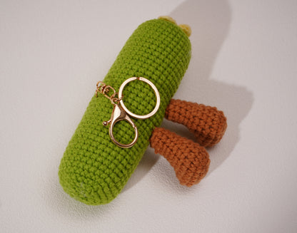 Porte-clés concombre au crochet – Création artisanale en coton