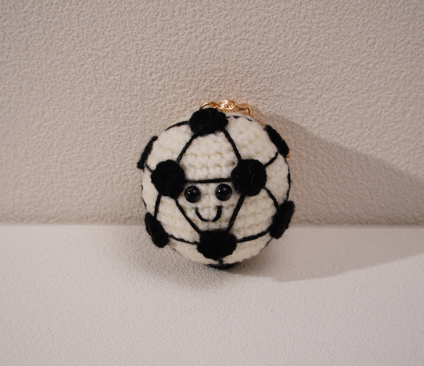Porte-clés ballon au crochet – Fait main en coton