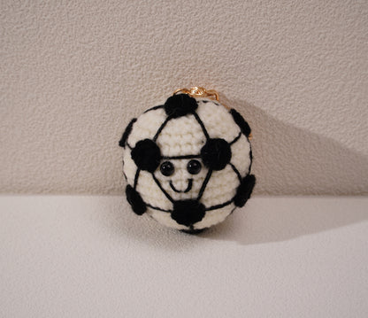 Porte-clés ballon au crochet – Fait main en coton