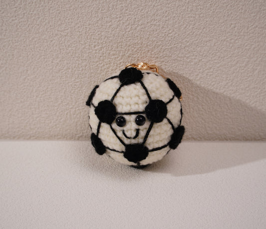 Porte-clés ballon au crochet – Fait main en coton